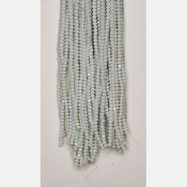 Nr. 30  Mlk Hvid  Facet slebne glas perler i 4 x 6 mm.