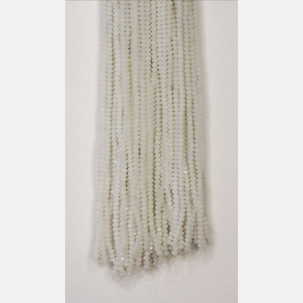 Nr. 31 Hvid  Facet slebne glas perler i 4 x 6 mm.