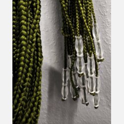 Parykker / wigs Oliven  med perler