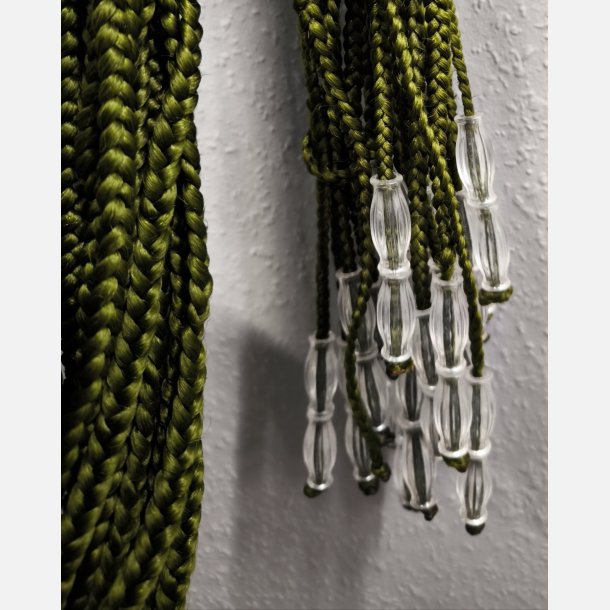 Parykker / wigs Oliven  med perler