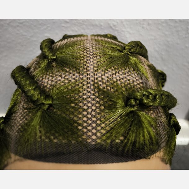 Parykker / wigs Oliven  med perler